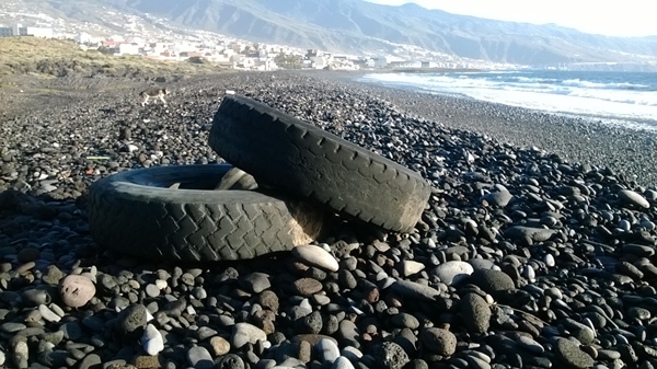 En las playas de El Socorro, históricamente llamadas Chimisay, se pueden encontrar hasta grandes neumáticos. | NORCHI