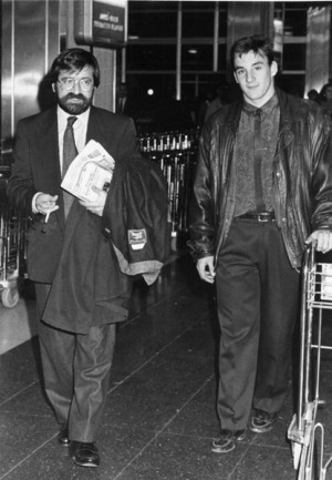 Ferrer, junto al director deportivo Santiago Llorente, a su llegada a la Isla en enero de 1990. | DA