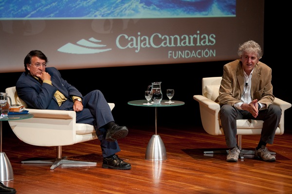 Joaquín Araujo (i) y Juan Luis Arsuaga abrieron los encuentros que organiza la Fundación CajaCanarias. / F. P.