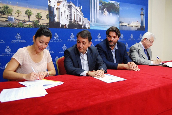 Alicia Álvarez, José Manuel Bermúdez, José Ángel Martín y Hernán Cerón, ayer en la firma del convenio. / DA
