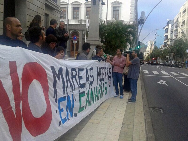 Manifestación ayer ante la Subdelegación del Gobierno tras la decisión del Ministerio de Medio Ambiente. / DA