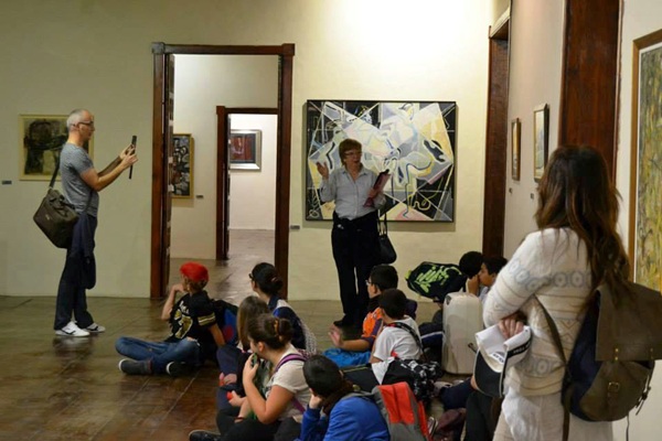 Los alumnos escucharon atentamente las explicaciones de los docentes y de los responsables del museo. | DA