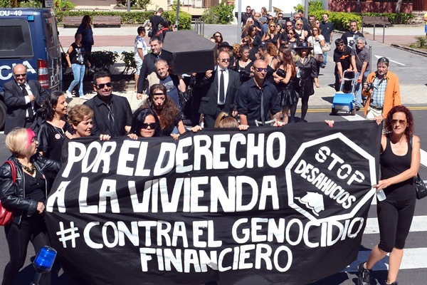 Activistas de la PAH y otros colectivos, en su alegórico funeral antes de pagar la deuda en un banco. / S. MÉNDEZ