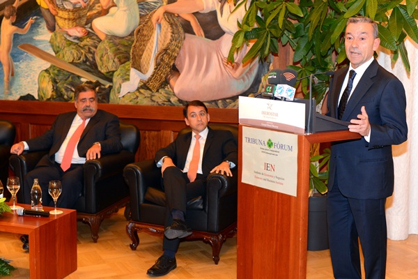 El presidente del Gobierno canario, Paulino Rivero, durante la charla de ayer en el Hotel Mencey. / SERGIO MÉNDEZ
