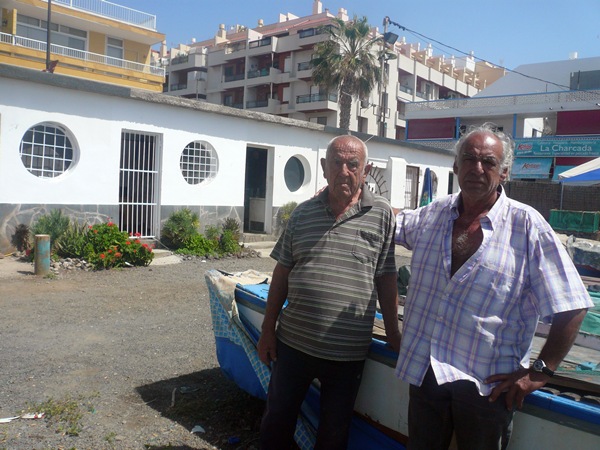 Francisco Cruz (90 años) y Jorge Fariña (65), dos viejos pescadores, delante de los cuartos de pertrechos. /N.C.