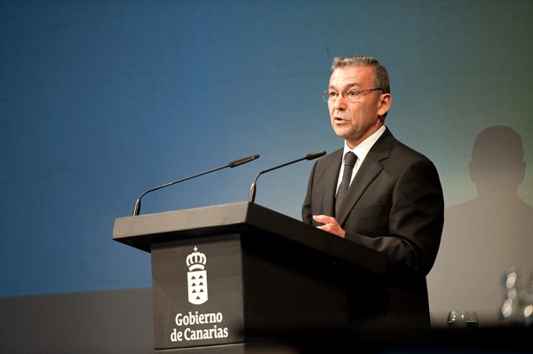 Rivero, durante su discurso del Día de Canarias en el Teatro Guimerá. | FRAN PALLERO