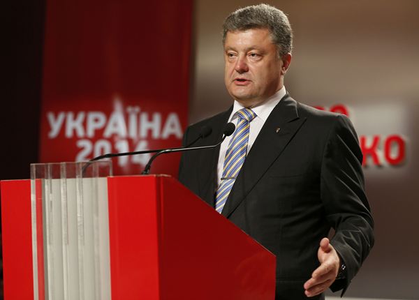 El magnate Petro Poroshenko ha proclamado su victoria en las elecciones presidenciales celebradas este domingo en Ucrania después de que los sondeos a pie de urna le den una mayoría absoluta en la primera vuelta y ha prometido que seguirá por la senda europea.