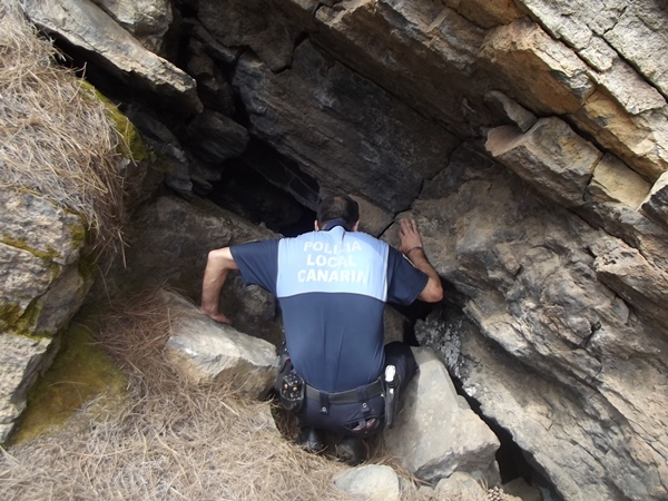 Un agente de la Policía Local observa el interior de la cueva. | Cedida por la Policía Local de La Guancha