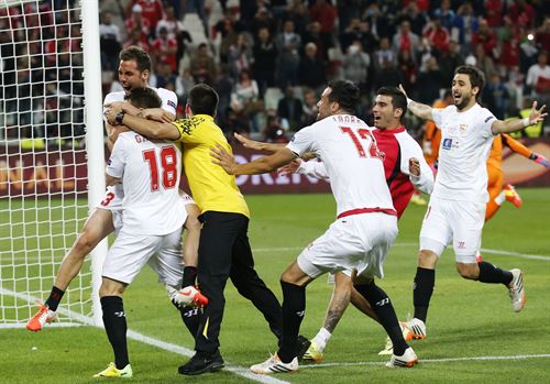 Los jugadores del Sevilla celebran el campeonato. | REUTERS
