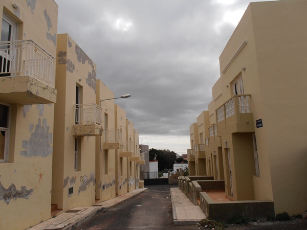 La ley prohibirá que haya viviendas de protección oficial sin ocupar (vista de una promoción en Arona). | DA