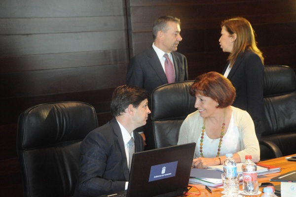 González Ortiz conversa con Inés Rojas, durante la reunión del Consejo de Gobierno celebrada ayer. | DA