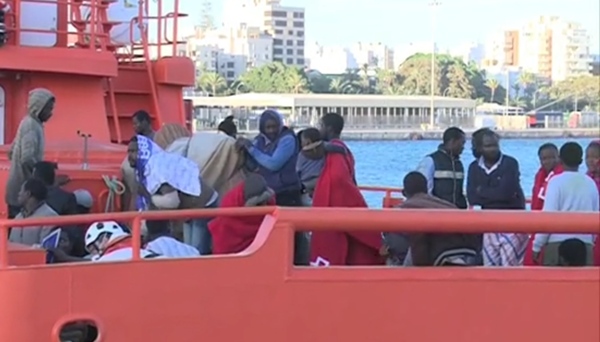 Personas rescatadas por Salvamento Marítimo tras llegar a Gran Canaria en una embarcación. | Vanessa Blasco