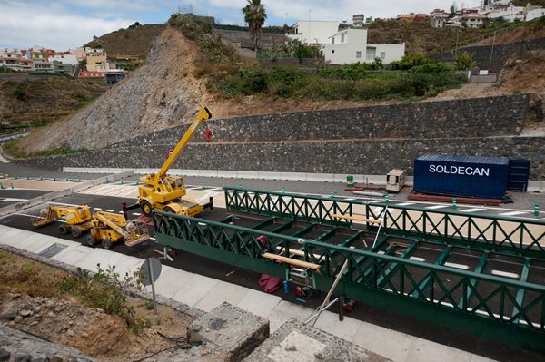 Instalan la pasarela peatonal para acceder a Los Moriscos. |F. PALLERO