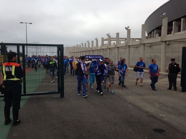 Primeros en entrar al estadio de la UD Las Palmas. / DA