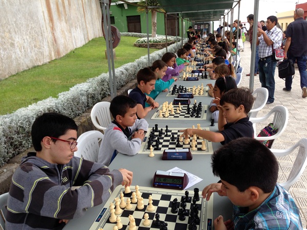 Está comprobado que la práctica del ajedrez mejora el rendimiento académico de los pequeños. / j. l. f.