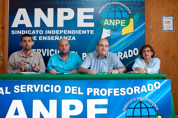 Los responsables de Anpe, con su presidente Pedro Crespo (2ºd), durante la rueda de prensa. / FRAN PALLERO