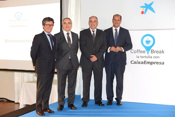 Andrés Orozco (iq.), acompañado del ponente Avelino Hernández, y otros miembros de CaixaBank. | S. M.