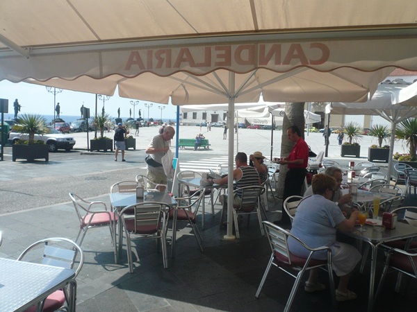 Los turistas son habituales en las terrazas de Candelaria. / NORCHI