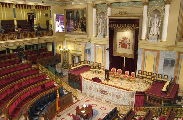 Imagen de la tarima preparada en el Congreso donde el Príncipe de Asturias será proclamado Felipe VI. | EP