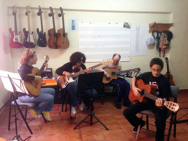 Alumnos del aula de guitarra de la Escuela Municipal de Música. / DA