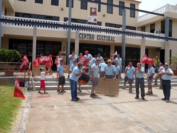 Los trabajadores reunidos frente al Centro Cultural. / J.L.C.