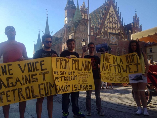 Un grupo de canarios se manifiestan en Polonia en contra de las prospecciones en Canarias.