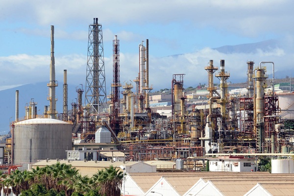Vista general de la Refinería, en Santa Cruz de Tenerife. / SERGIO MÉNDEZ