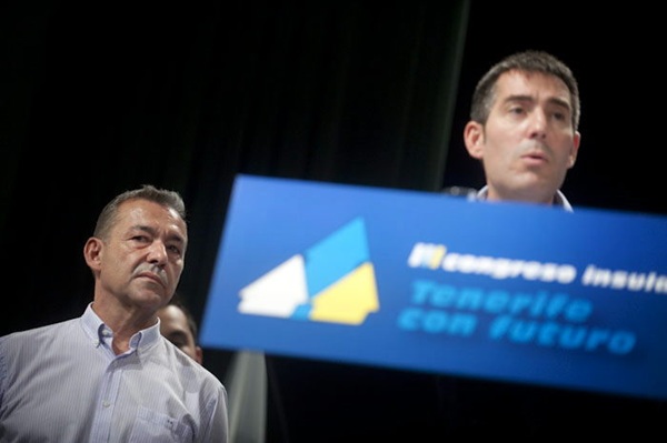 Paulino Rivero y Fernando Clavijo, durante el tercer congreso insular de CC de Tenerife. / FRAN PALLERO