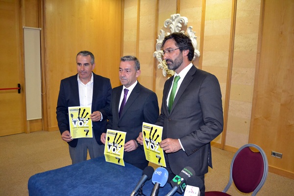 Rivero, San Ginés y Cabrera, con los folletos de la manifestación. / DA
