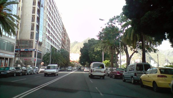 Aparcamientos y tráfico en la concurrida avenida Anaga. | DA
