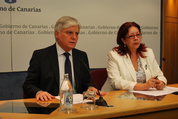 José Migel Pérez, vicepresidente del Gobierno de Canarias, junto a la viceconsejera de Educación,  Manuela de Armas Rodríguez. 