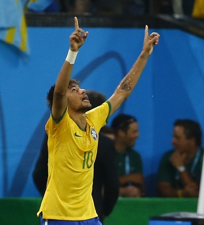 La estrella brasileña Neymar celebra el primer gol. / reuters