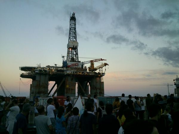 Manifestantes frente a una de las plataformas petrolíferas del puerto de Santa Cruz