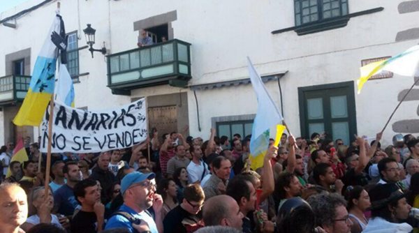 Unas mil personas se concentraron para protestar contra Soria en Telde. | Juan Francisco León (Twitter)