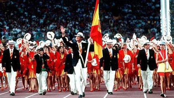 Don Felipe actuó de abanderado en la ceremonia  de inauguración de Barcelona 92. / DA