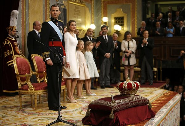 La Familia Real, durante la proclamción, junto a la corona y el cetro. | REUTERS