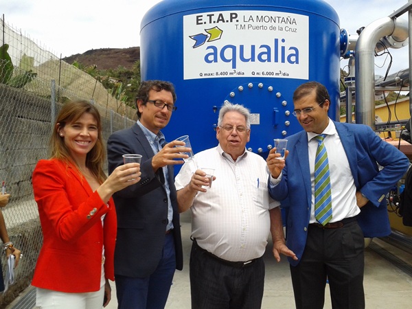 Los responsables políticos y representantes de la empresa Aqualia quisieron hacer ayer un brindis simbólico por la finalización de los trabajos. / DA