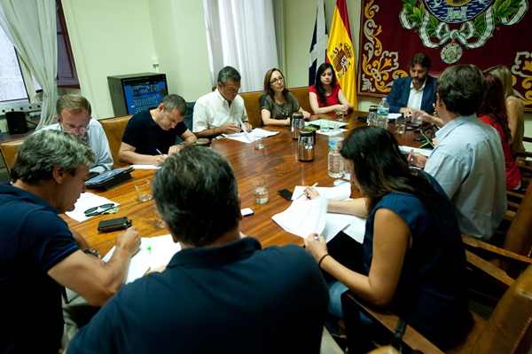 El primer teniente de alcalde, José Ángel Martín, presidió ayer la reunión de la Comisión de Control. / F. PALLERO