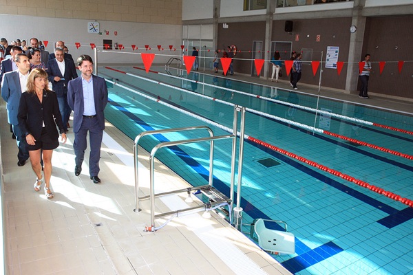Carlos Alonso y el alcalde, Jaime González, inauguraron la piscina. / DA