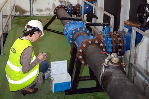 Los técnicos de Aqualia continúan trabajando en la instalación de los filtros en los depósitos de agua. / S. M.