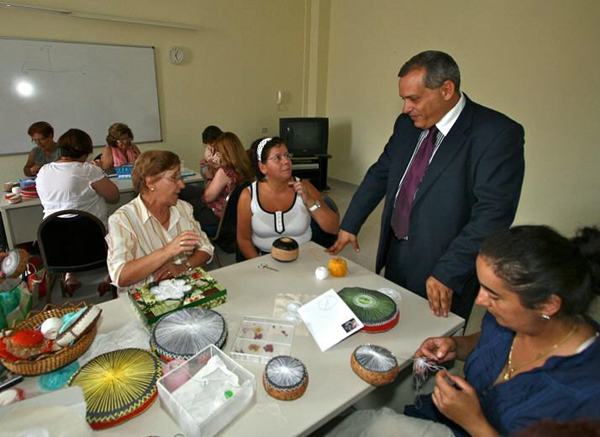 El vicepresidente económico insular Efraín Medina, junto a un grupo de artesanas de la roseta. | DA