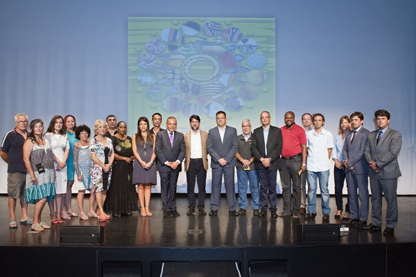 Autoridades locales e insulares, empresarios y representantes del sector de la artesanía posaron en el Auditorio Infanta Leonor./ DA
