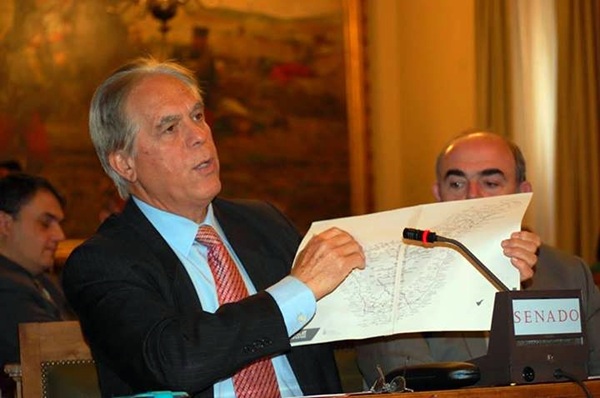 González Bethencourt, en el Senado, con un mapa de Tenerife en pro de financiación para el Anillo Insular. / DA