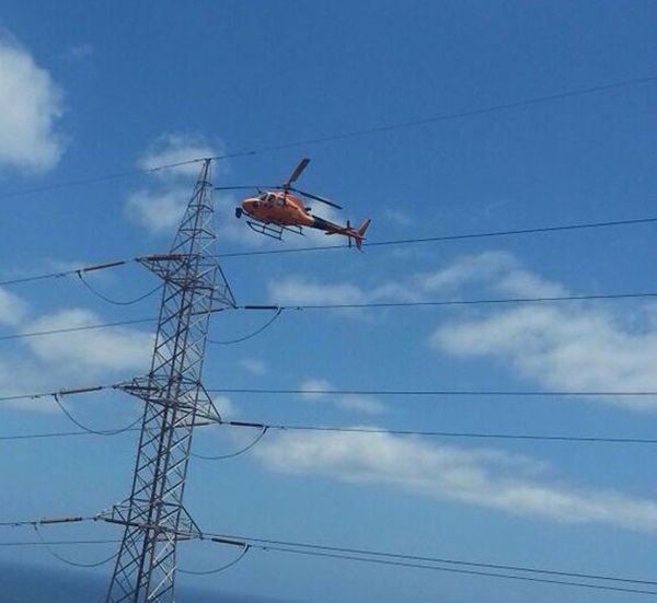 Un helicóptero de Red Eléctrica Española para las torretas