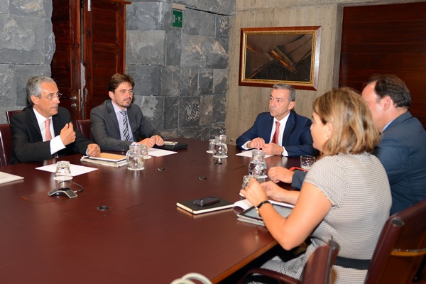 Fraile y Marichal, ayer, durante la reunión con Rivero y otros cargos del Gobierno regional. /  SERGIO MÉNDEZ