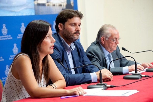 Alicia Álvarez, José Ángel Martín y Leonardo Ruiz, ayer, durante la firma del acuerdo entre IMAS y Cáritas. / F. P.