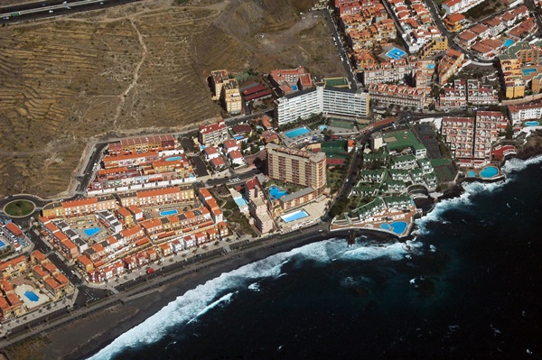 Vista aérea de Las Caletillas, con el hotel Punta del Rey, en el centro, el único que queda en la zona. / MOISÉS PÉREZ