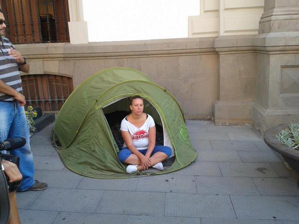 Luciana Holluy en su caseta de montaña en el exterior del ayuntamiento capitalino. | N. TORRES