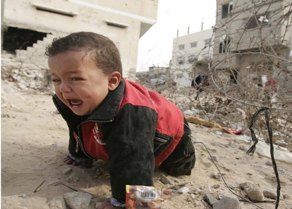 Niño palestino estre los escombros en Gaza. | REUTERS