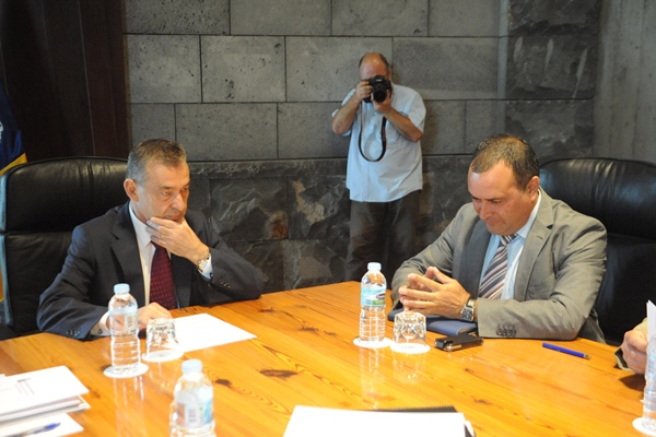 El presidente del Gobierno de Canarias, Paulino Rivero, y el de la Fecam, Manuel Plasencia. | DA